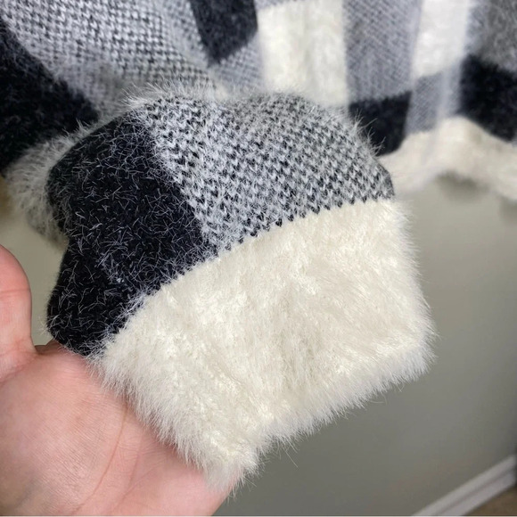✨NWT Express Black White Buffalo Plaid Fuzzy Oversized Sweater Women's Size XL - Picture 5 of 9